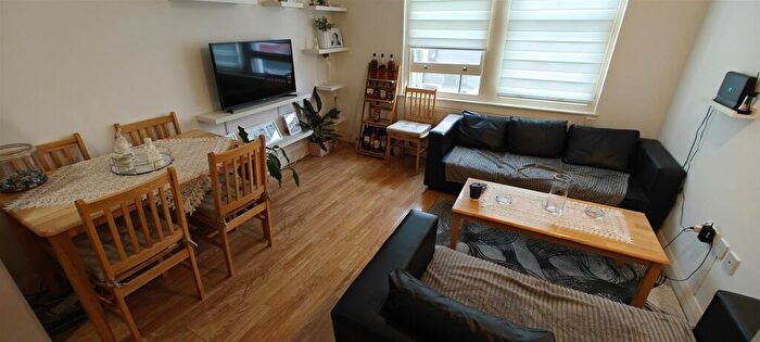 2 Bedroom Flat For Sale In Myddleton Road, Bowes Park, N22
