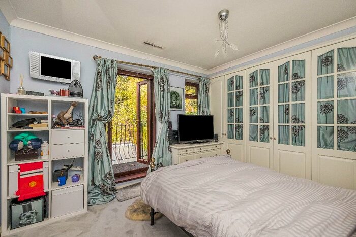 5 Bedroom Semi-Detached House For Sale In Holles Crescent, Nottingham, Nottinghamshire, NG7