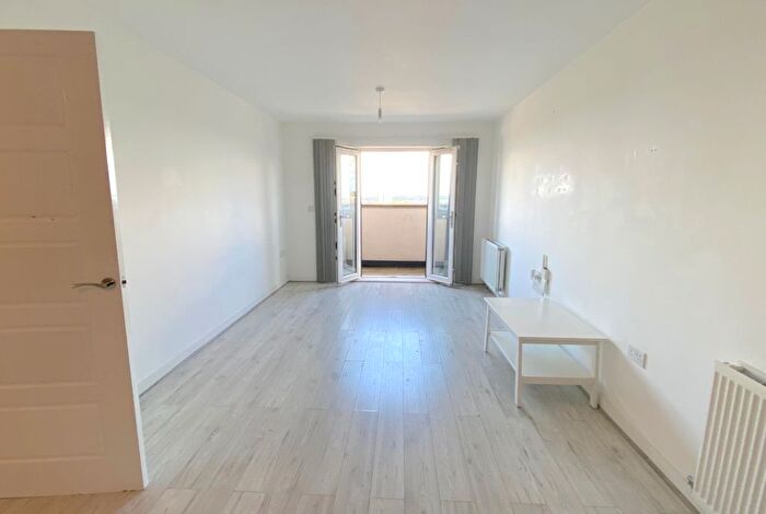2 Bedroom Flat For Sale In Morris Drive, Belvedere, DA17