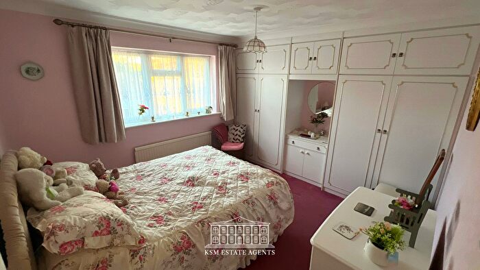 2 Bedroom Bungalow For Sale In Cherrydown, Grays, RM16