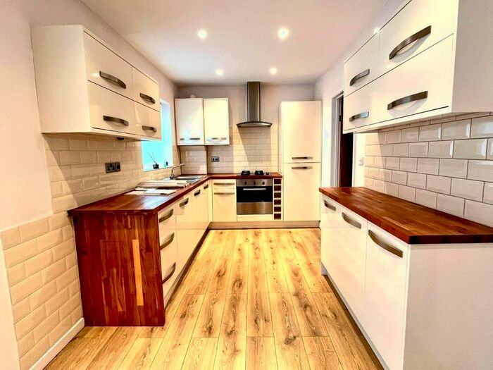 3 Bedroom Detached House To Rent In Gladbeck Way, Enfield, EN2