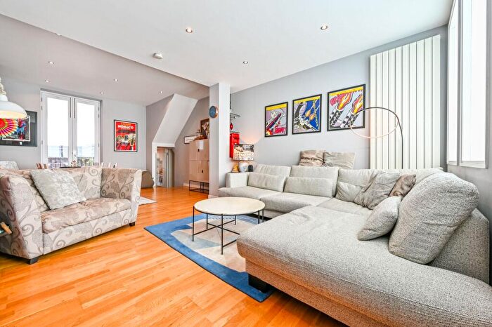 3 Bedroom Maisonette For Sale In Westbourne Road, Barnsbury, London, N7