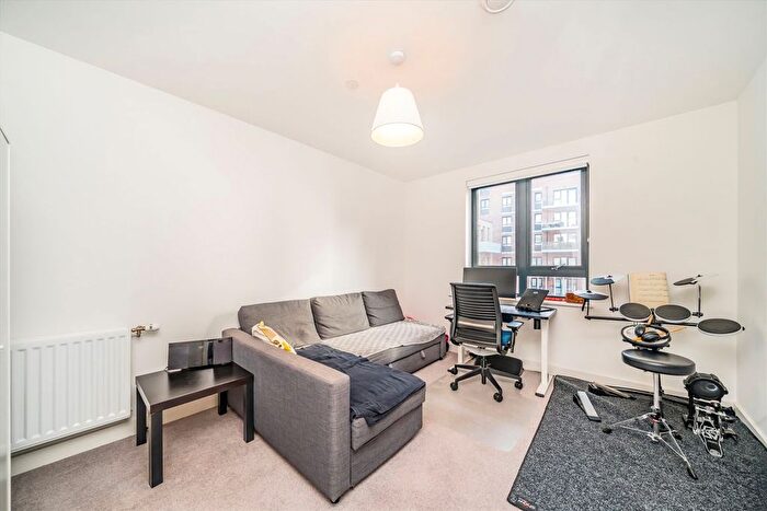 2 Bedroom Flat For Sale In Lakeside Drive, Park Royal, NW10