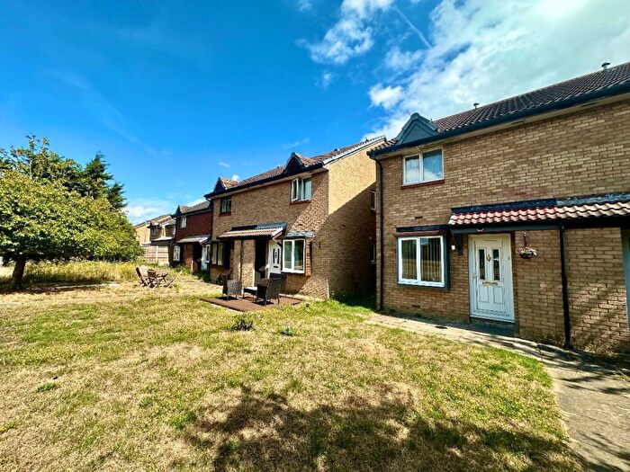 1 Bedroom Semi-Detached House For Sale In Juniper Way, Romford, RM3