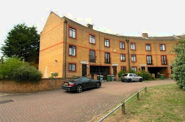 5 Bedroom Property To Rent In Yarrow Crescent, London, E6