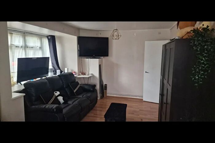 1 Bedroom Flat To Rent In Denham Road, London, N20