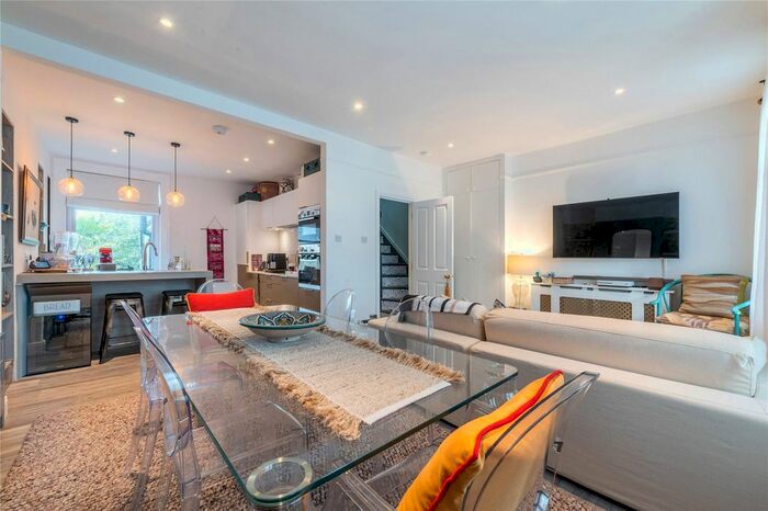 3 Bedroom Flat To Rent In North Worple Way, East Sheen, London, SW14