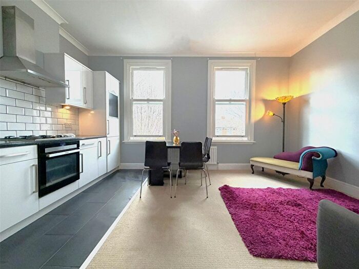 2 Bedroom Flat For Sale In Avenue Road, London, W3