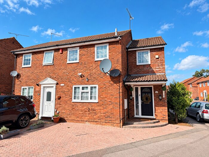 3 Bedroom Semi Detached House For Sale In Barnston Close, Luton, LU2