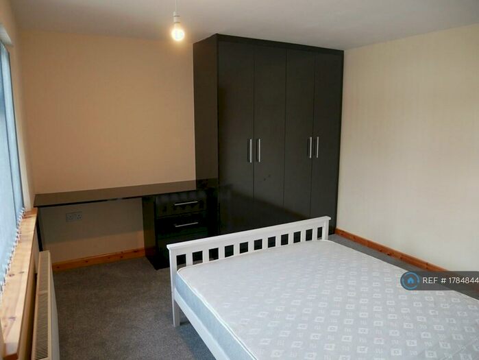 4 Bedroom Semi-Detached House To Rent In Gainsborough Road, Leicester, LE2