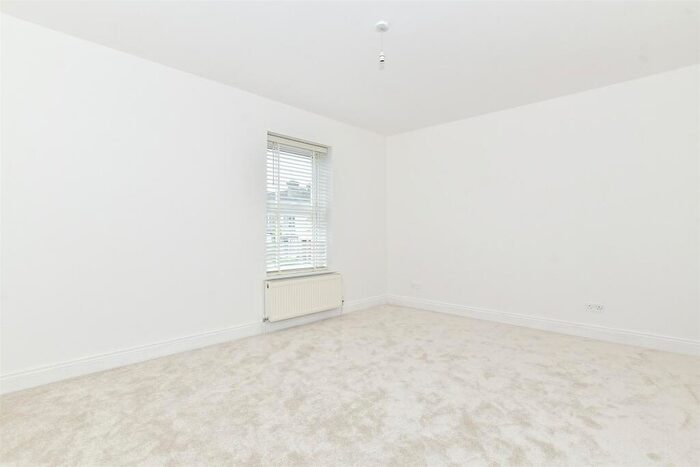 3 Bedroom End Of Terrace House For Sale In Beaconsfield Road, Maidstone, Kent, ME15