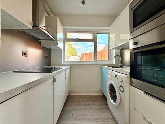 2 Bedroom Flat To Rent In Calne Avenue, Ilford, IG5