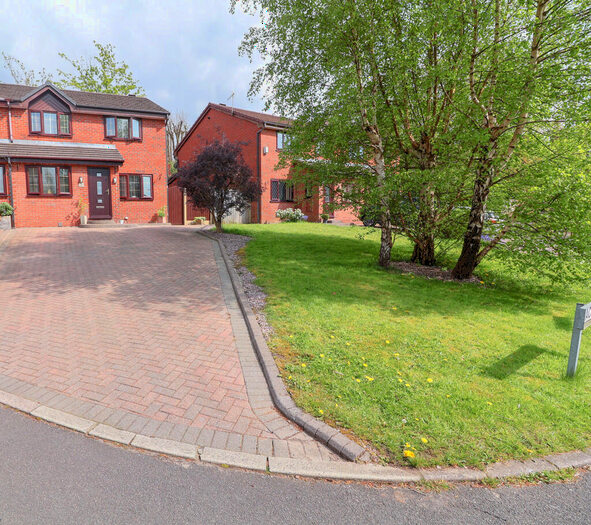 3 Bedroom Semi-Detached House To Rent In Peacock Close, Hadfield, SK13