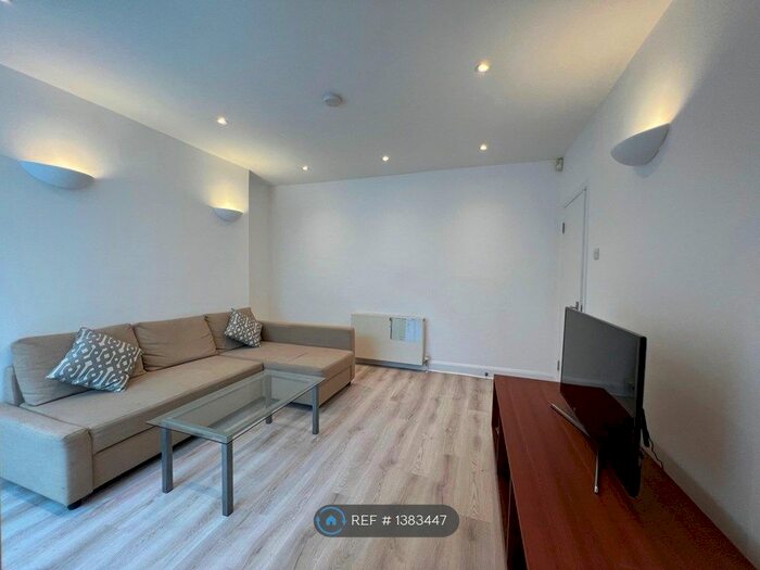 2 Bedroom Flat To Rent In Goldhawk Road, London, W12