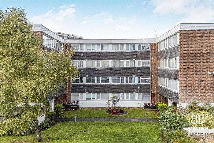 2 Bedroom Flat For Sale In Romford Road, Chigwell, IG7