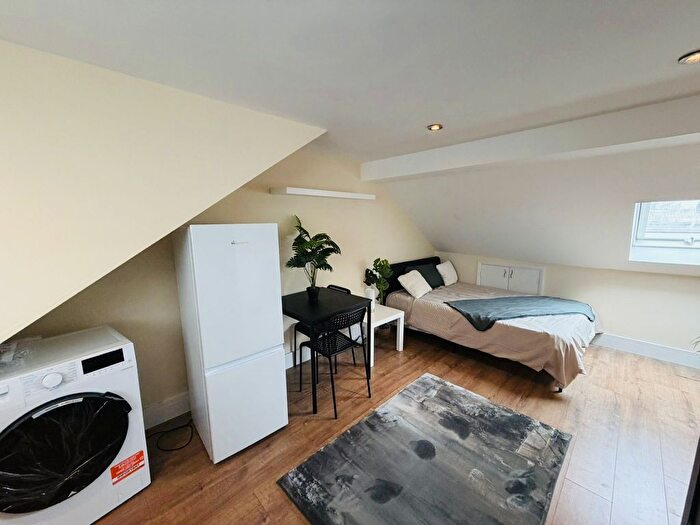 1 Bedroom Flat To Rent In United Drive, Feltham, TW14