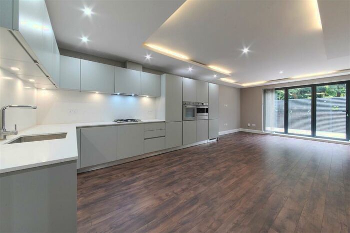 3 Bedroom Flat To Rent In Woodside Grange Road, London, N12