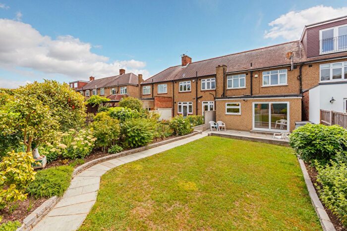 3 Bedroom Terraced House To Rent In The Fairway, N14