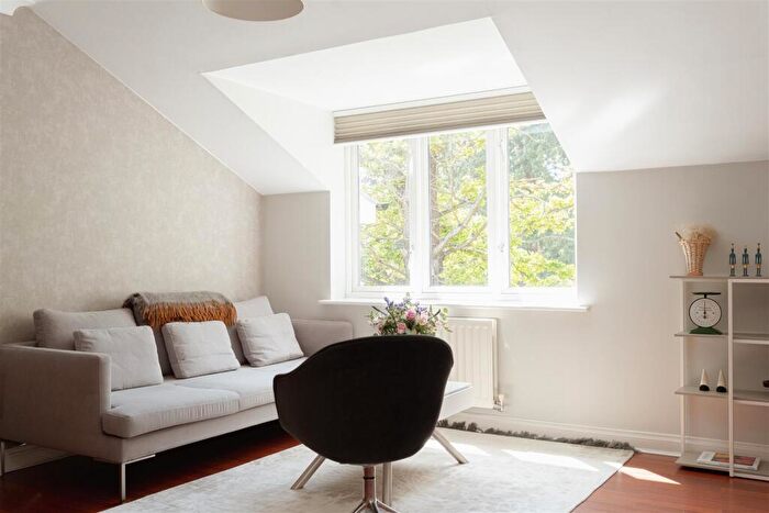 2 Bedroom House For Sale In Royal Earlswood Park, Redhill, RH1