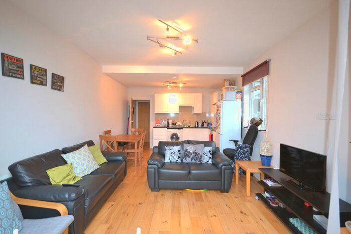 3 Bedroom Flat To Rent In Bedford Hill, Balham, SW12