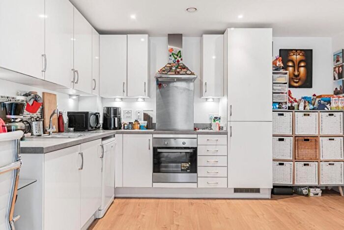 1 Bedroom Flat For Sale In Broome Way, London, SE5