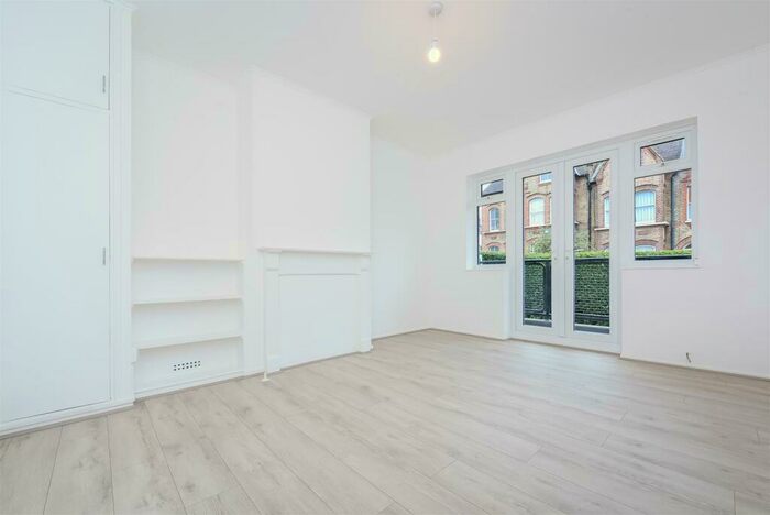3 Bedroom Flat To Rent In Broomwood Road Battersea London, SW11