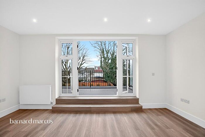 3 Bedroom Apartment For Sale In Chase Side, London, N14