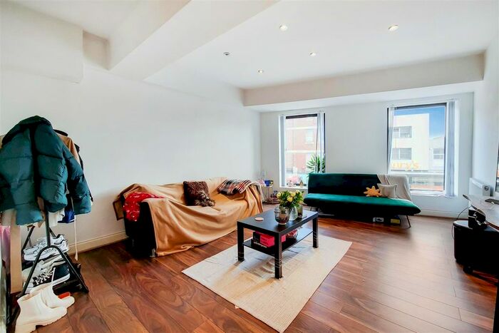 2 Bedroom Flat To Rent In Balham High Road, London, SW12