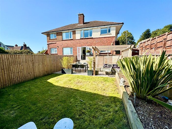 2 Bedroom Flat For Sale In Downs Road, Hastings, TN34