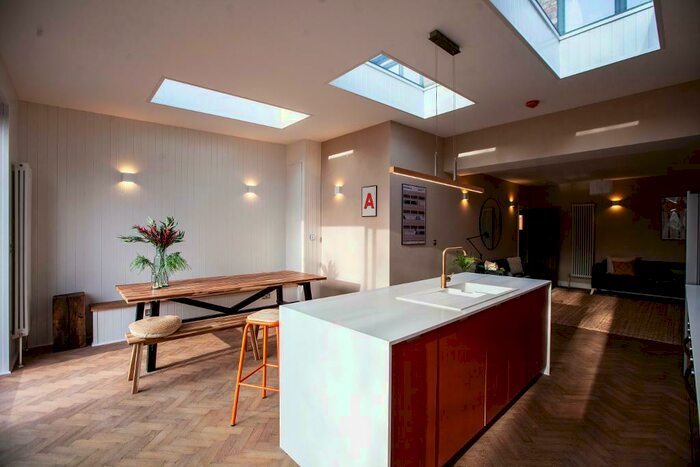 7 Bedroom Semi-Detached House To Rent In Old Hall Lane, Manchester, M13