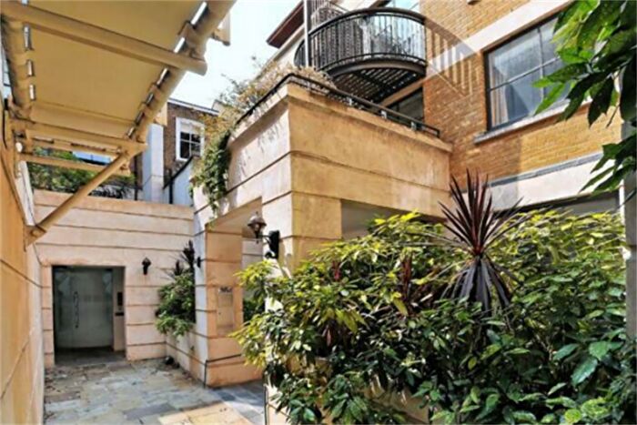 Apartment To Rent In Printers Inn Court, Cursitor Street, Farringdon, London, EC4A