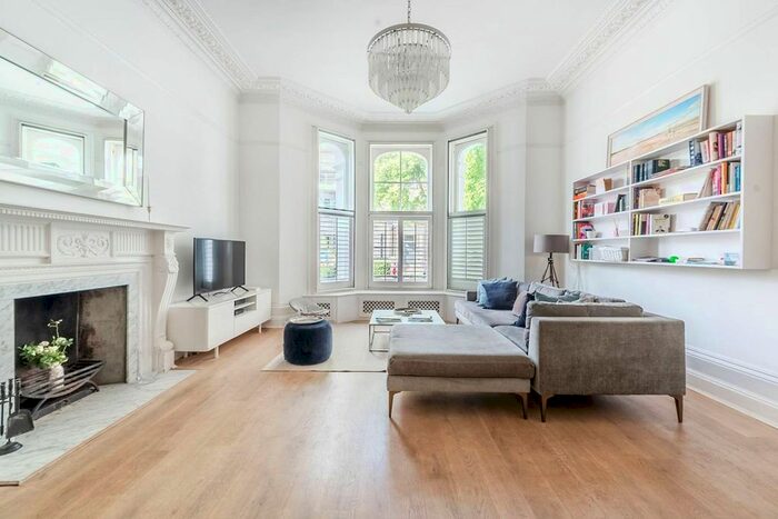 2 Bedroom Flat To Rent In Redcliffe Gardens, Chelsea, London, SW10