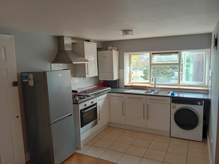 2 Bedroom Flat To Rent In Streatham High Road, London, SW16