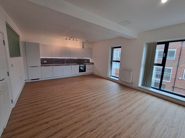 2 Bedroom Flat To Rent In Darkes Lane, Potters Bar, EN6