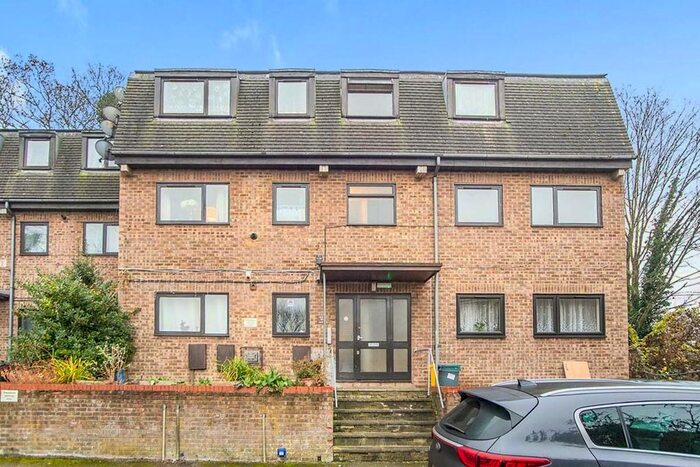 2 Bedroom Flat To Rent In Berkeley Mount, Old Road, Chatham, Kent ME4