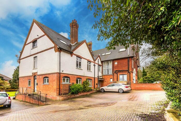 3 Bedroom Flat To Rent In Castle Street, Bletchingley, RH1