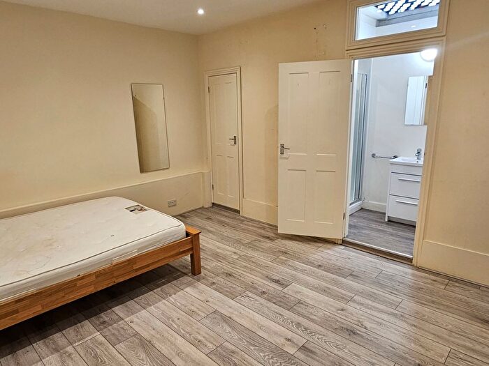 1 Bedroom Flat For Sale In Chiswick High Road, London, W4
