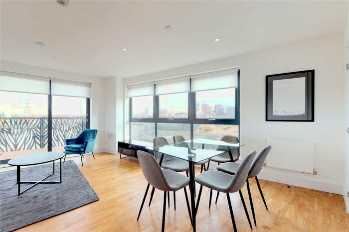 3 Bedroom Flat To Rent In City View Point, Poplar, E14