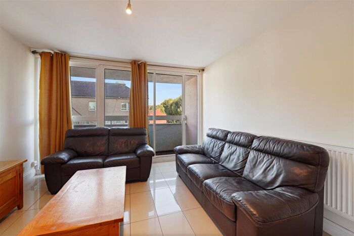 2 Bedroom Apartment To Rent In Bowsprit Point, Isle Of Dogs, E14