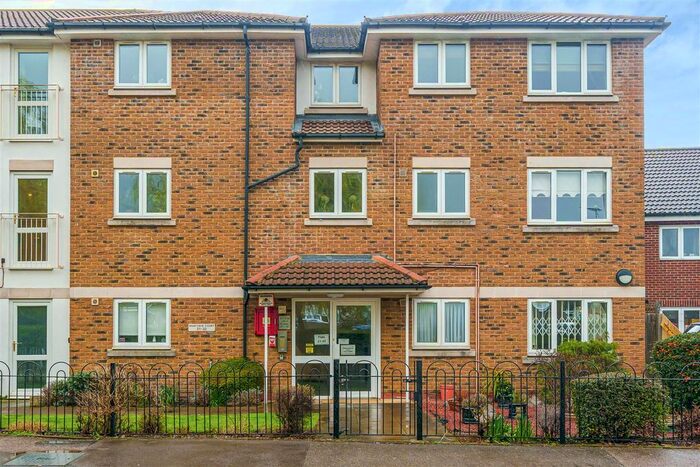 1 Bedroom Flat To Rent In Moat View Court, Palmer Avenue, Bushey, WD23