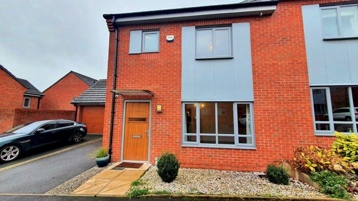 3 Bedroom Semi-Detached House To Rent In Greene Way, Salford M7