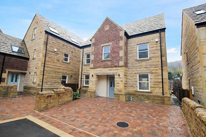 4 Bedroom Detached House To Rent In Weavers Mooring, Walsden, OL14