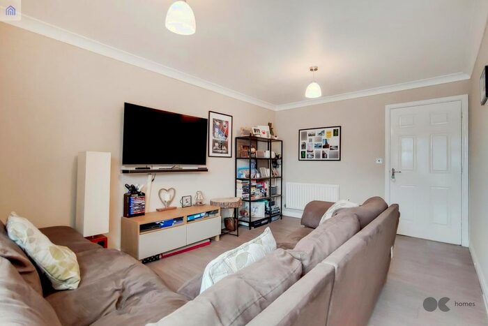 2 Bedroom Flat To Rent In Paignton Close, Romford, RM3