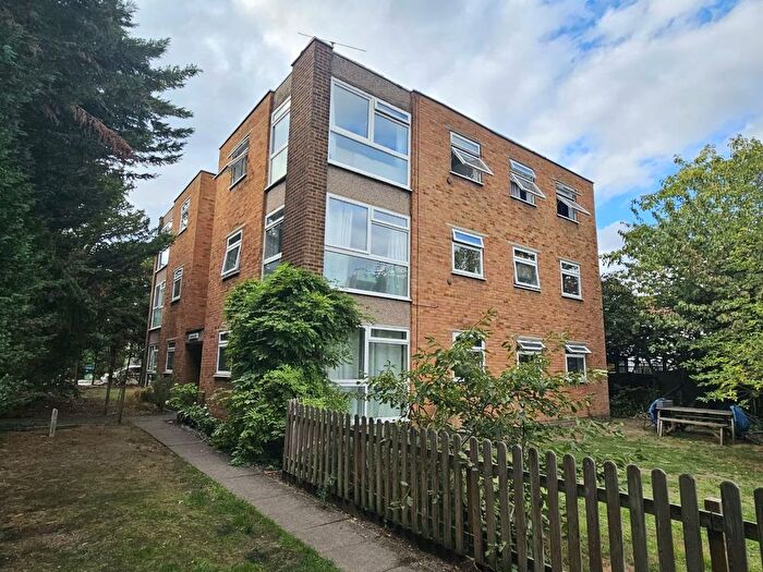 3 Bedroom Flat For Sale In Hill View Road, Mins Walk Br Station, TW1