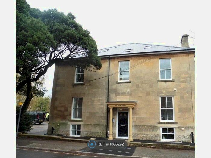 2 Bedroom Flat To Rent In The Hawthorns, Chippenham, SN15