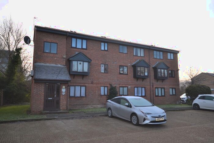 Studio To Rent In Blacksmiths Close, Romford, RM6
