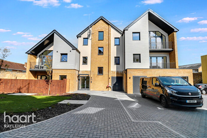 2 Bedroom Flat For Sale In High Road, Rayleigh, SS6