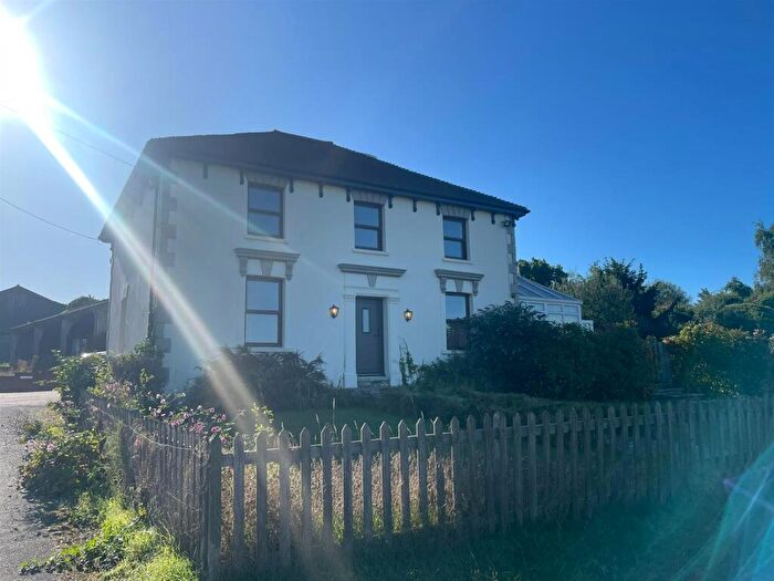 4 Bedroom Farm House To Rent In Wainscott, Rochester, ME3