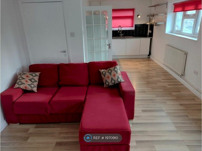 2 Bedroom Maisonette To Rent In North Western Avenue, Watford, WD24