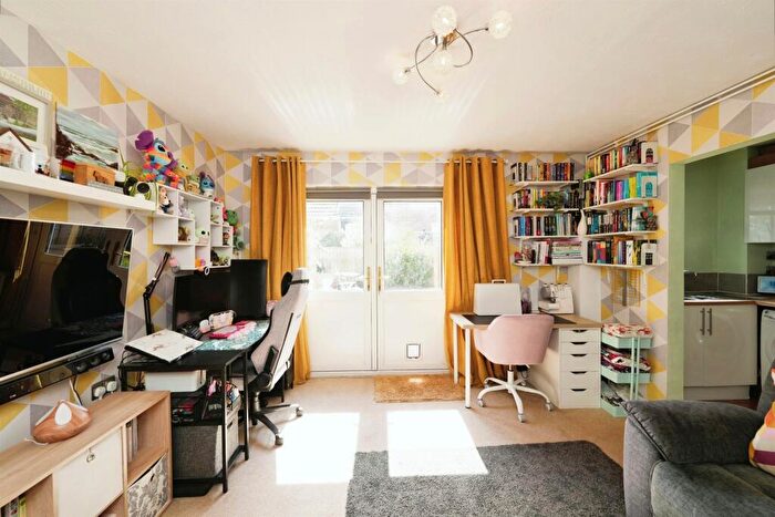 1 Bedroom Flat For Sale In Ash Close, Yate, Bristol, BS37